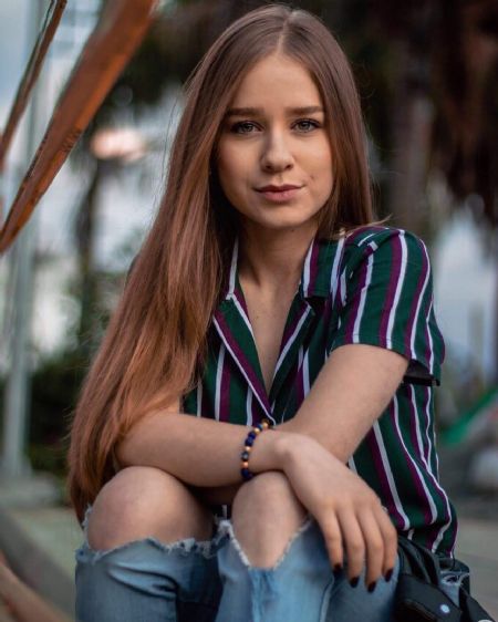 Andrea Valentina - ID: 279223